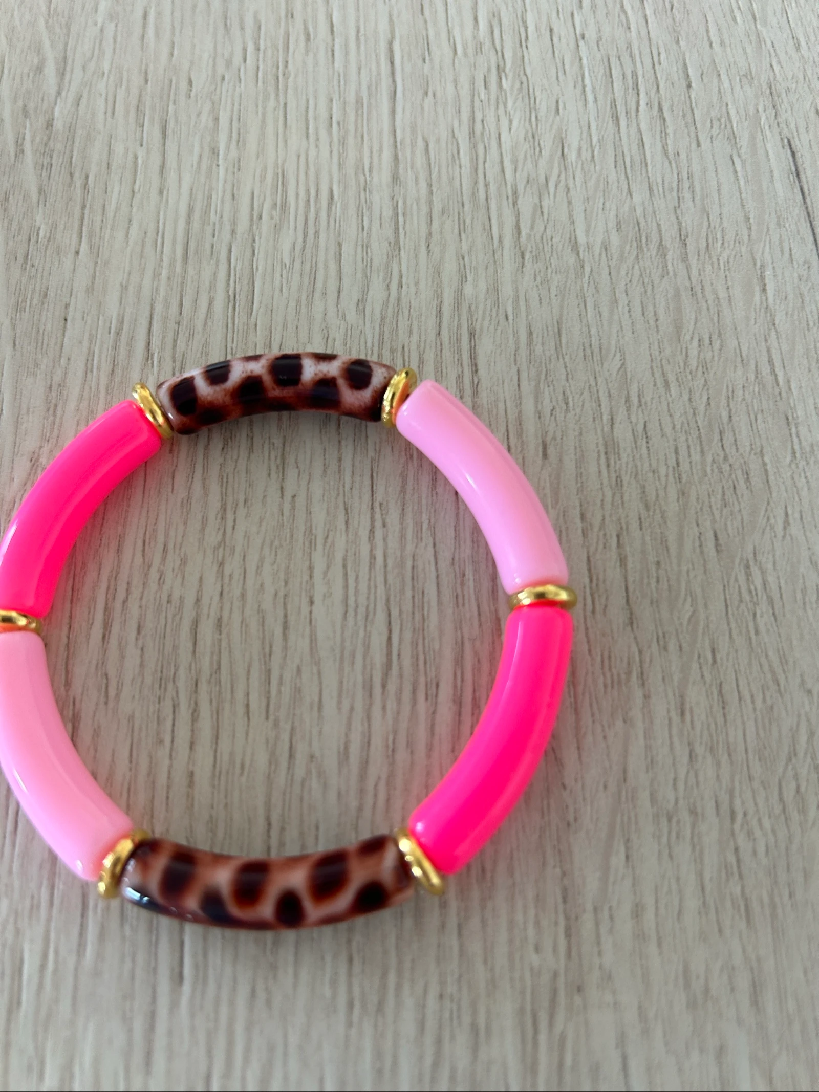 Pulseira com contas de tubo leopardo e fúcsia – photo 3